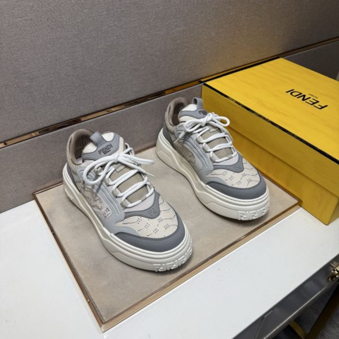 快適 軽量 モダン フェンディ FENDI コピー カジュアルシューズ カッコいい 高品質 柔軟