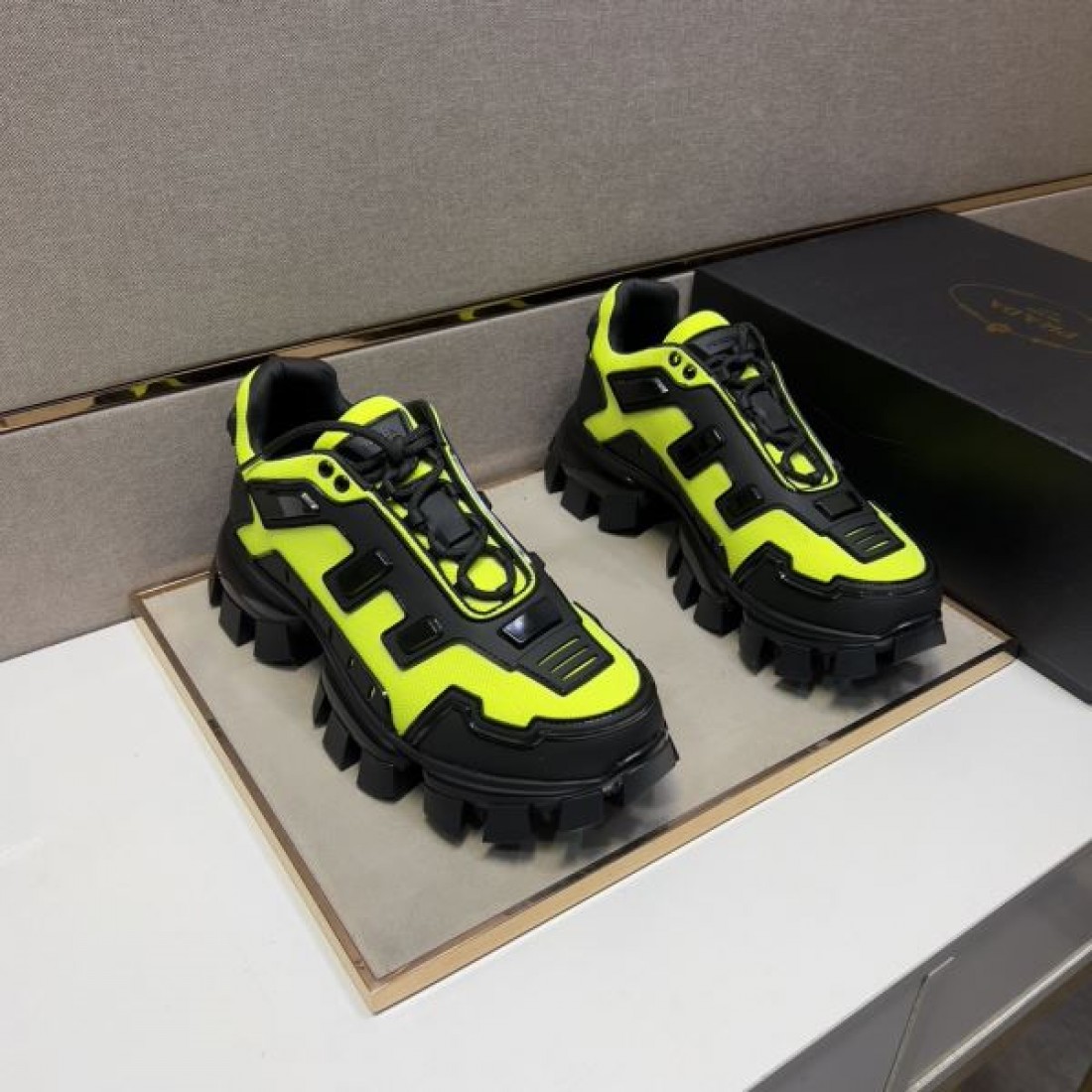 スポーティ 洗練 軽量 PRADA プラダ コピー スニーカー 快適 通気性 高性能