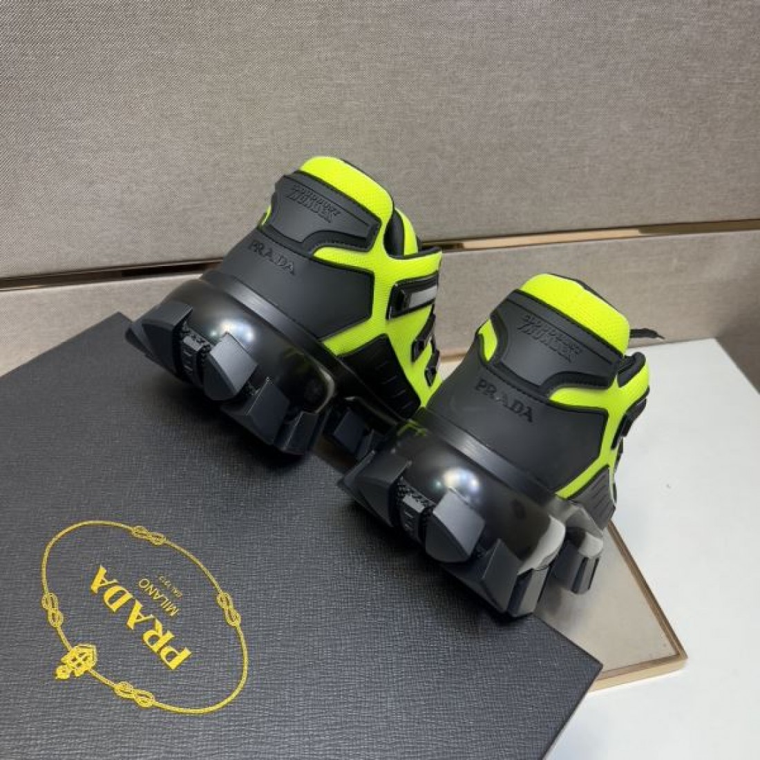 スポーティ 洗練 軽量 PRADA プラダ コピー スニーカー 快適 通気性 高性能