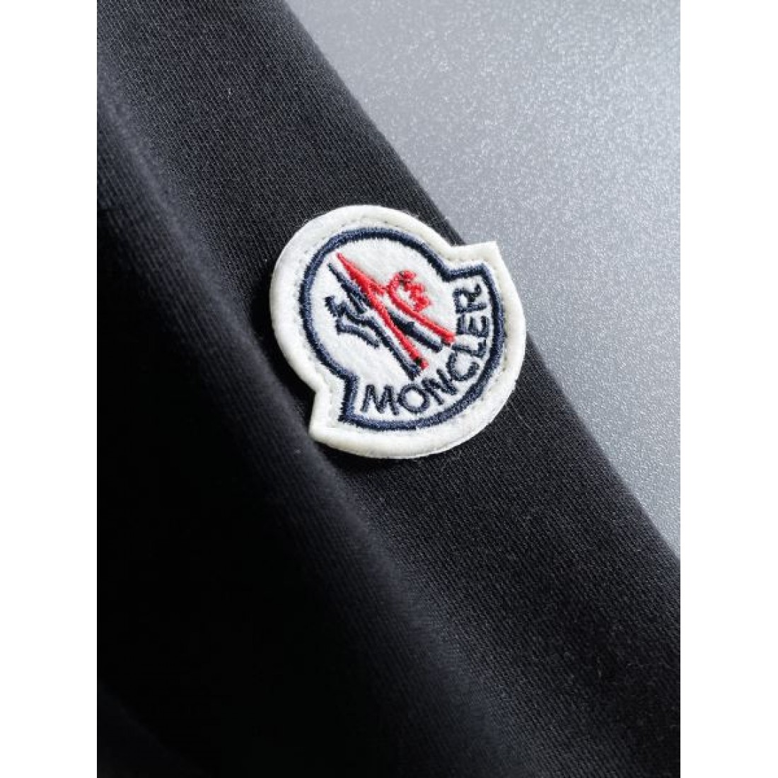  カジュアル 機能性 モンクレール MONCLER コピー 長袖Tシャツ 柔らかい 上品