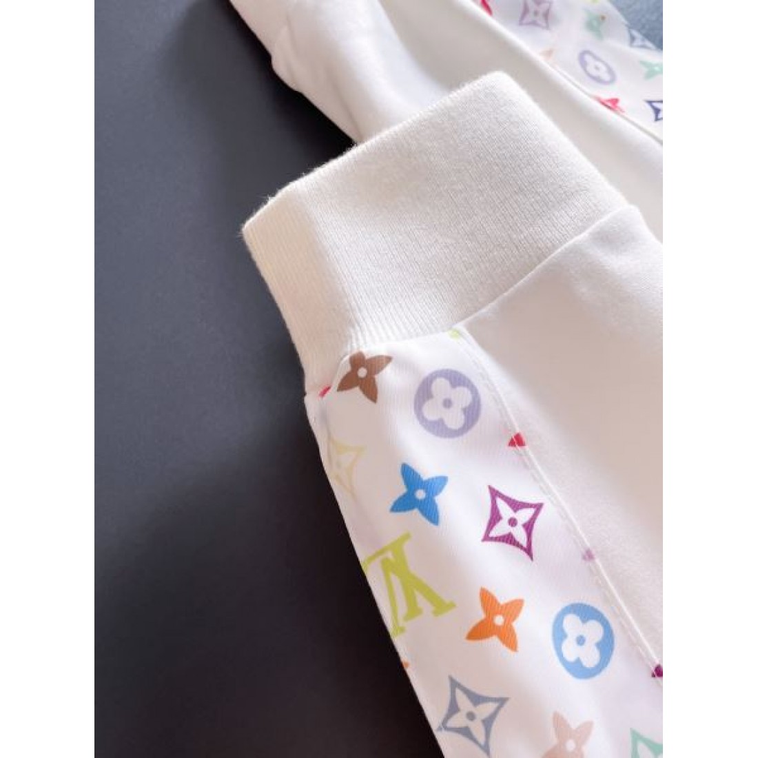 高級感のある 洗練された エレガント ルイヴィトン LOUIS VUITTON コピー 上下セット