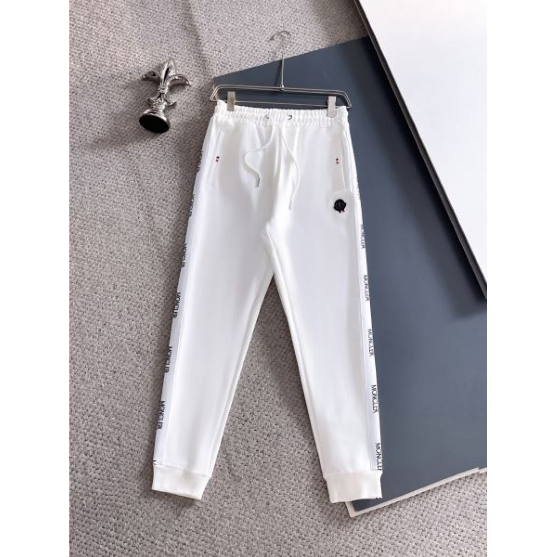 高級感のある モダン 洗練された モンクレール MONCLER コピー 上下セット 