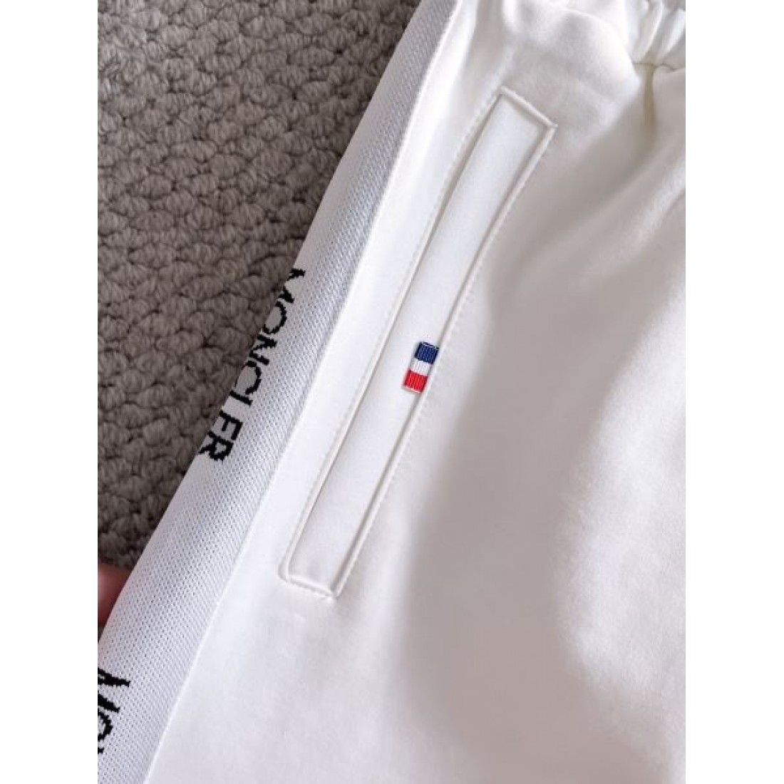 高級感のある モダン 洗練された モンクレール MONCLER コピー 上下セット 