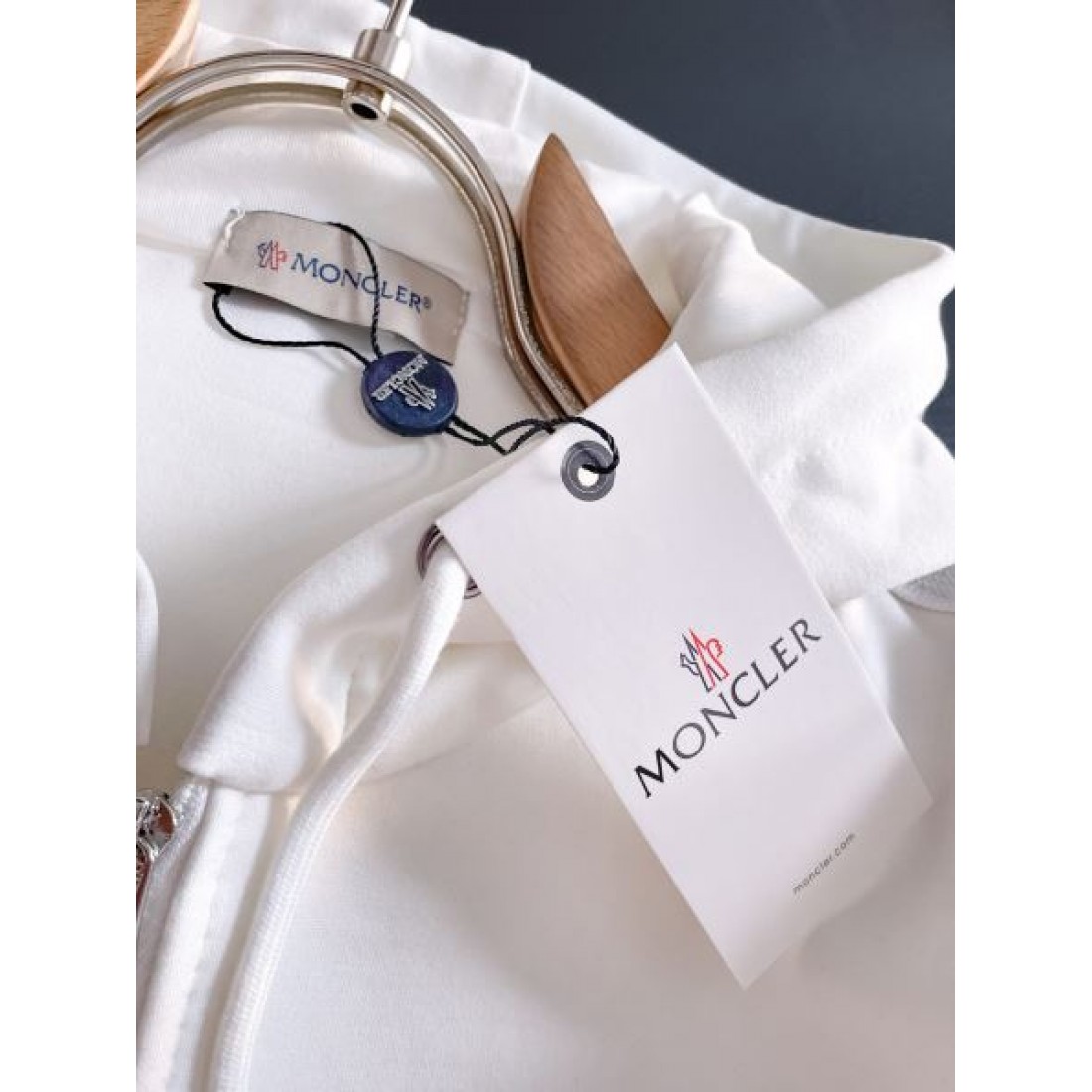 高級感のある モダン 洗練された モンクレール MONCLER コピー 上下セット 