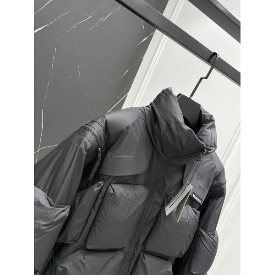 都会的 モード バレンシアガ BALENCIAGA コピー ダウンジャケット シャープ 印象的