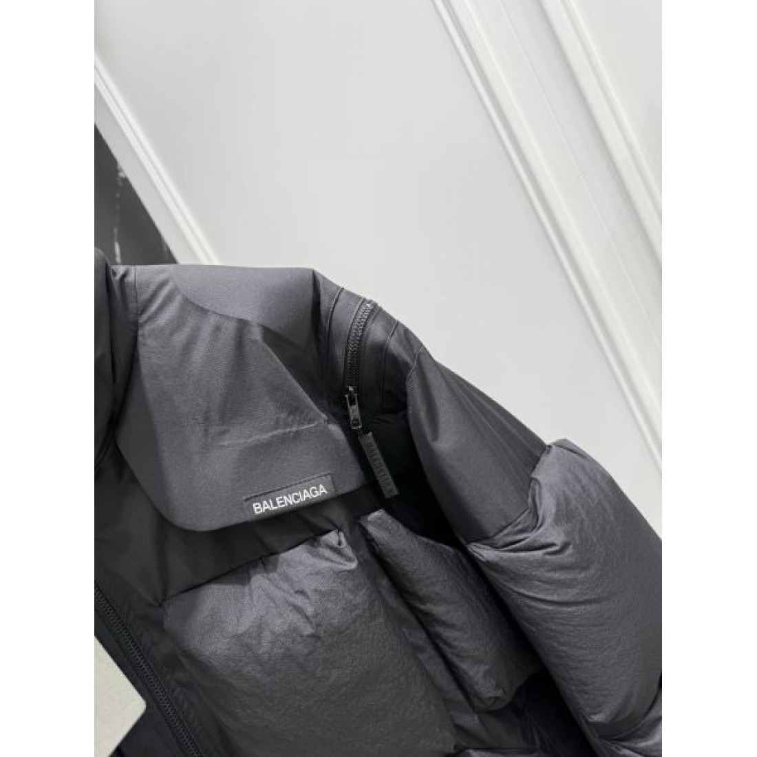 都会的 モード バレンシアガ BALENCIAGA コピー ダウンジャケット シャープ 印象的