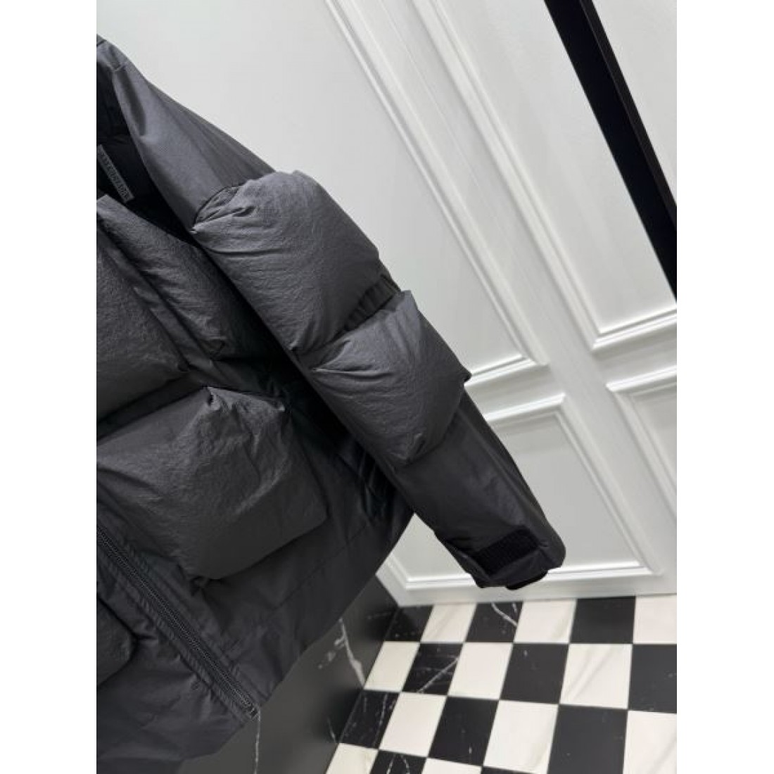 都会的 モード バレンシアガ BALENCIAGA コピー ダウンジャケット シャープ 印象的