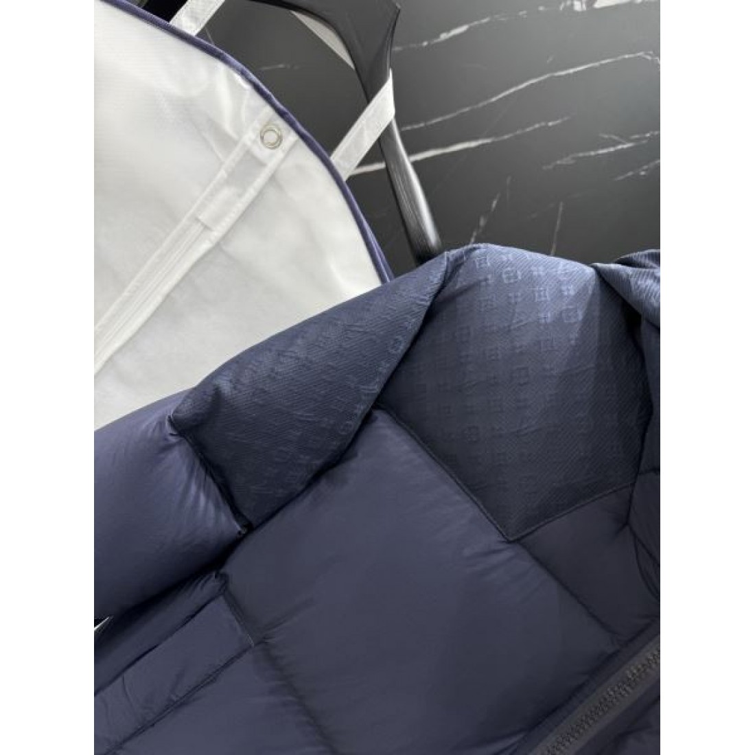 スタイリッシュ 高貴 ルイヴィトン LOUIS VUITTON コピー ダウンジャケット 上品 モダン