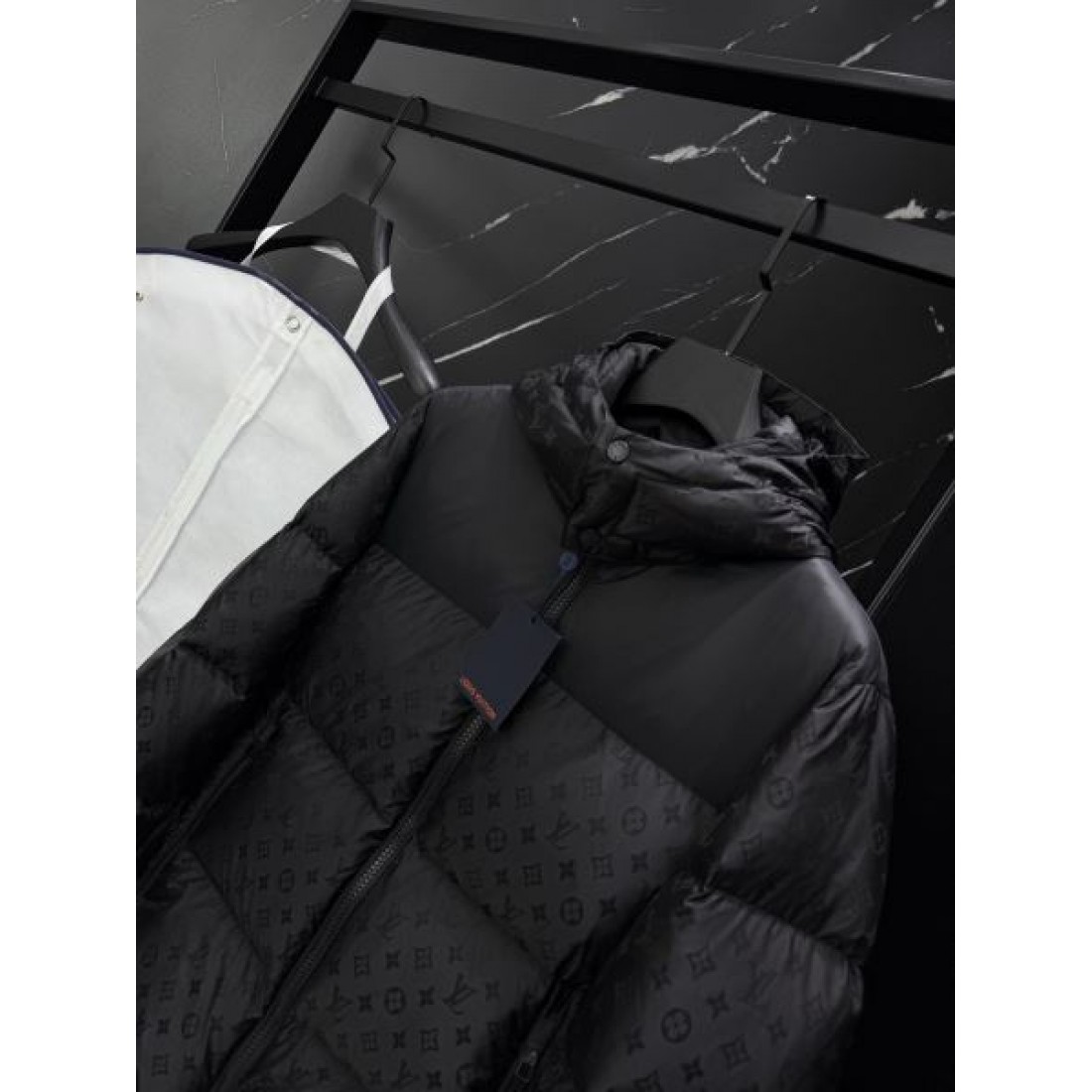 ラグジュアリー 端正 ルイヴィトン LOUIS VUITTON コピー ダウンジャケット 洗練 重厚感