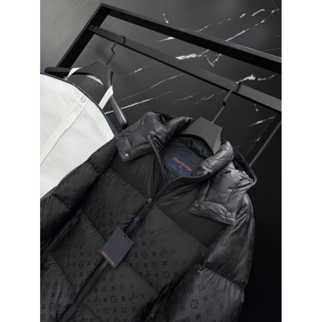 ラグジュアリー 端正 ルイヴィトン LOUIS VUITTON コピー ダウンジャケット 洗練 重厚感