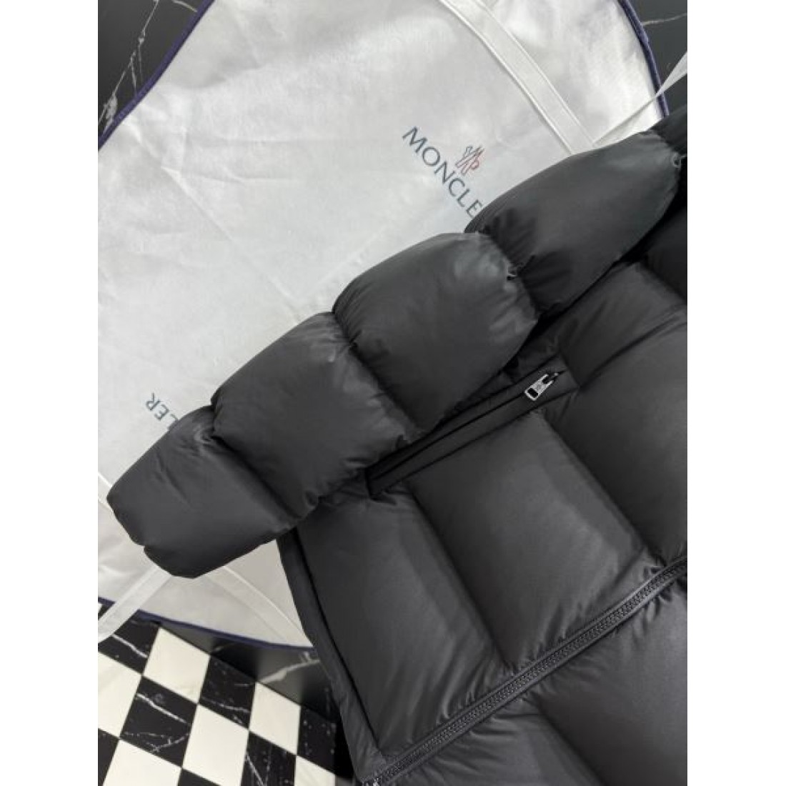 上質感のある 軽暖 しなやかな モンクレール MONCLER コピー ダウンジャケット