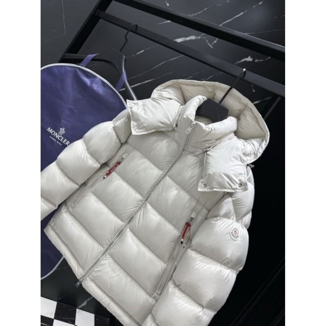 大人っぽい シンプル 高性能な モンクレール MONCLER コピー ダウンジャケット