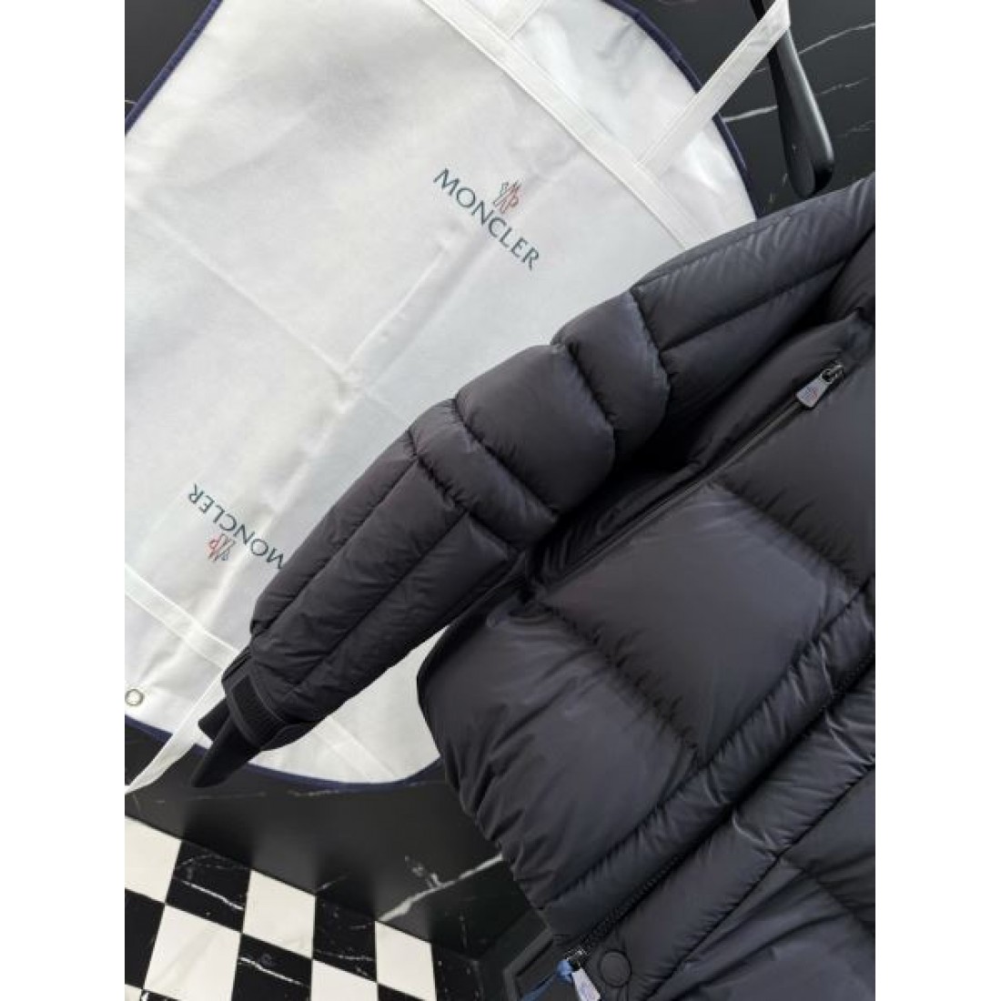 エレガント 立体的 ほどよく軽い モンクレール MONCLER コピー ダウンジャケット