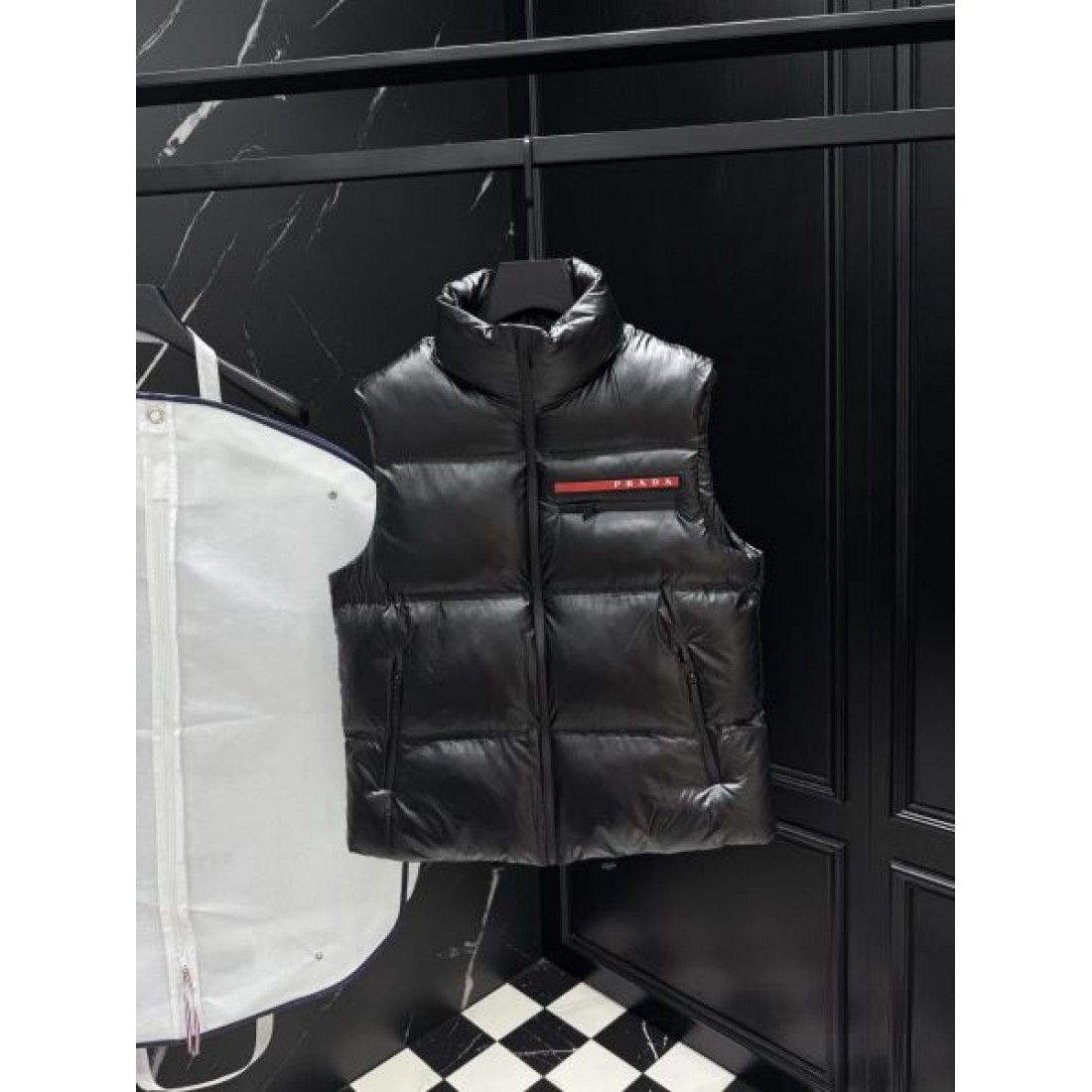 上品 立体感のある 軽暖な プラダ PRADA コピー ダウンジャケット 快適 すっきり