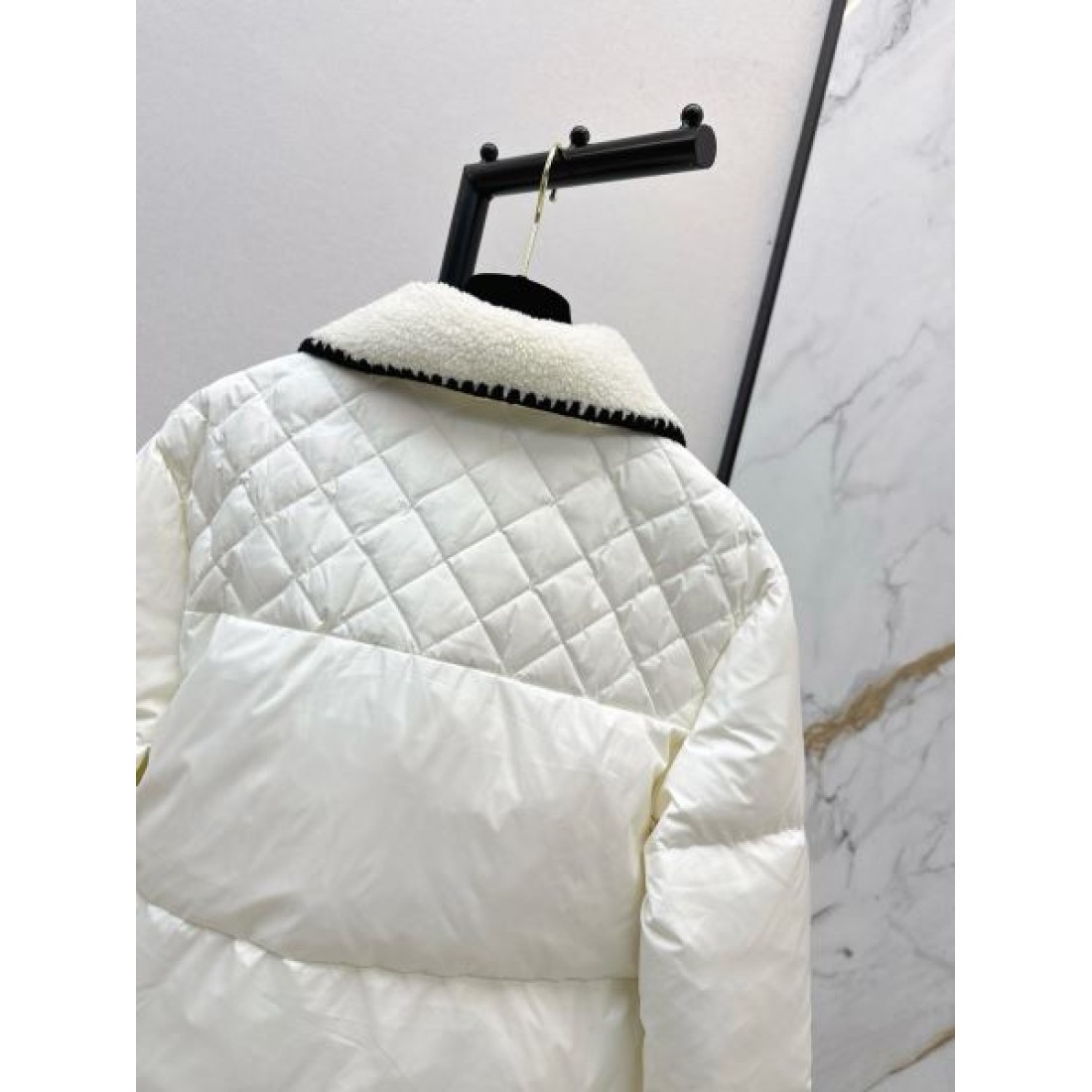 エレガント 高級 シャネル CHANEL コピー ダウンジャケット 洗練 ラグジュアリー