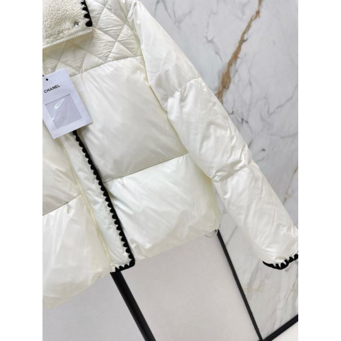 エレガント 高級 シャネル CHANEL コピー ダウンジャケット 洗練 ラグジュアリー