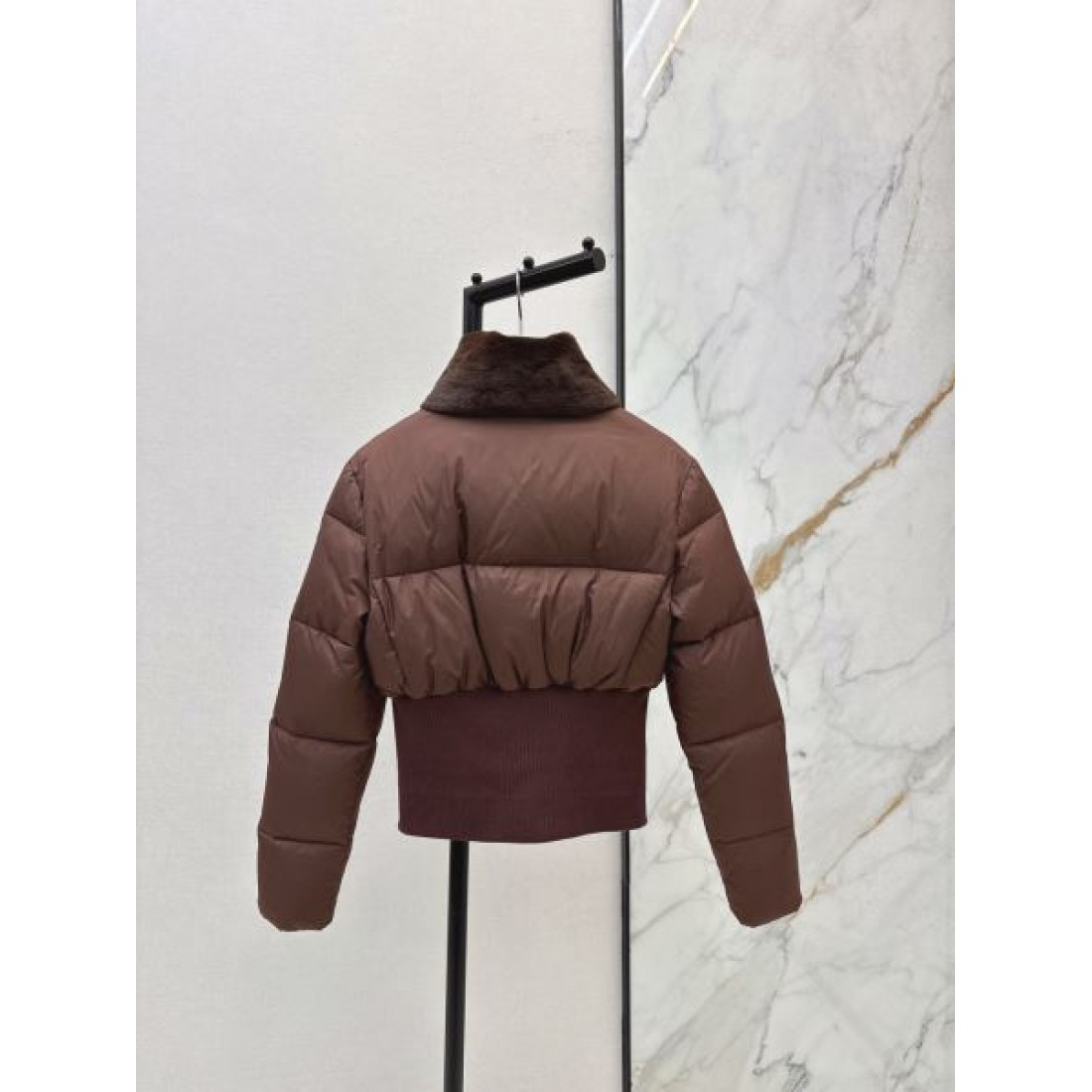 クラシック モダン フェンディ FENDI コピー ダウンジャケット スタイリッシュ 上品