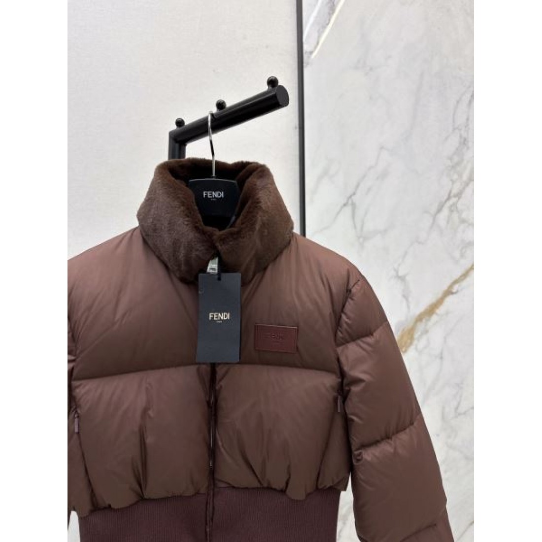 クラシック モダン フェンディ FENDI コピー ダウンジャケット スタイリッシュ 上品