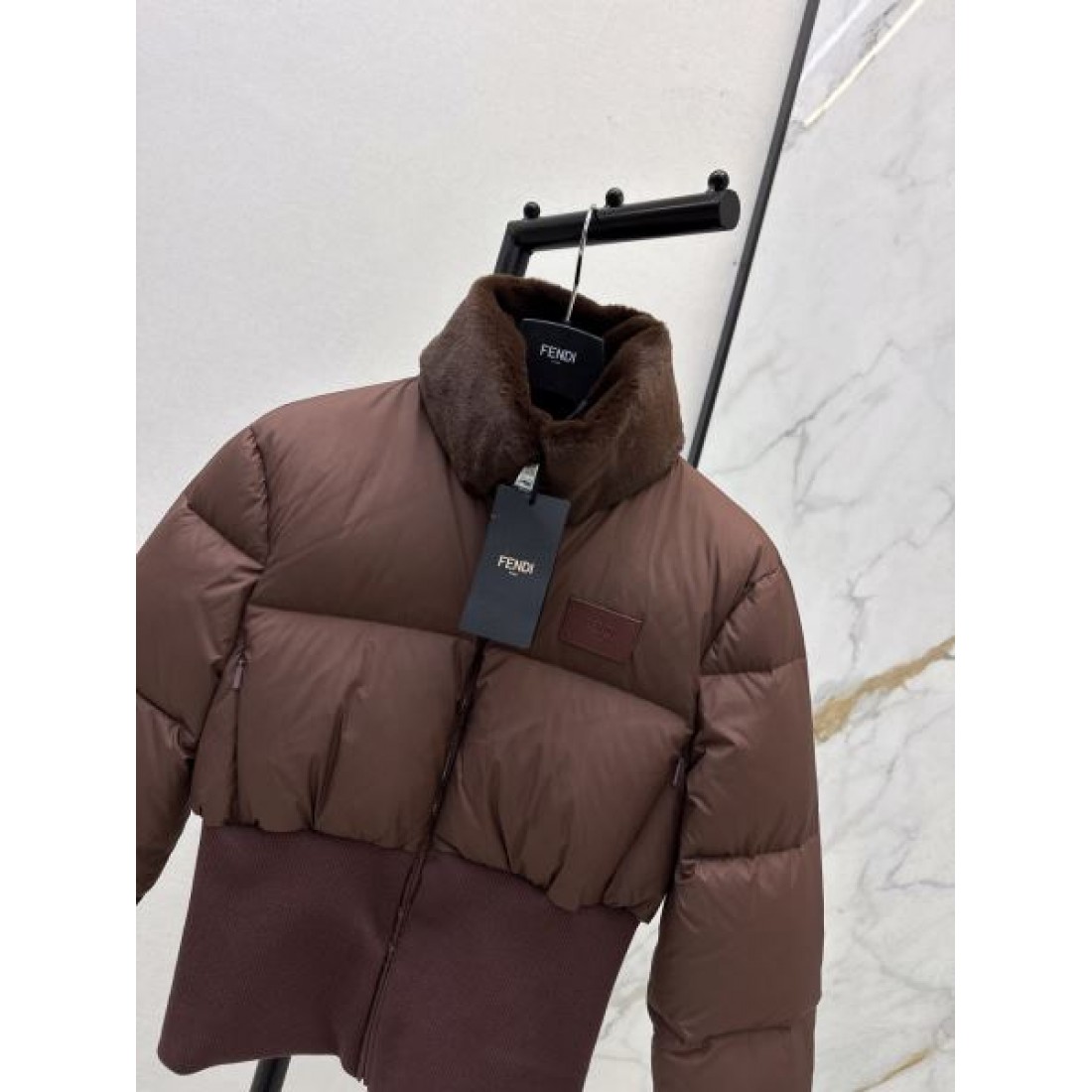 クラシック モダン フェンディ FENDI コピー ダウンジャケット スタイリッシュ 上品