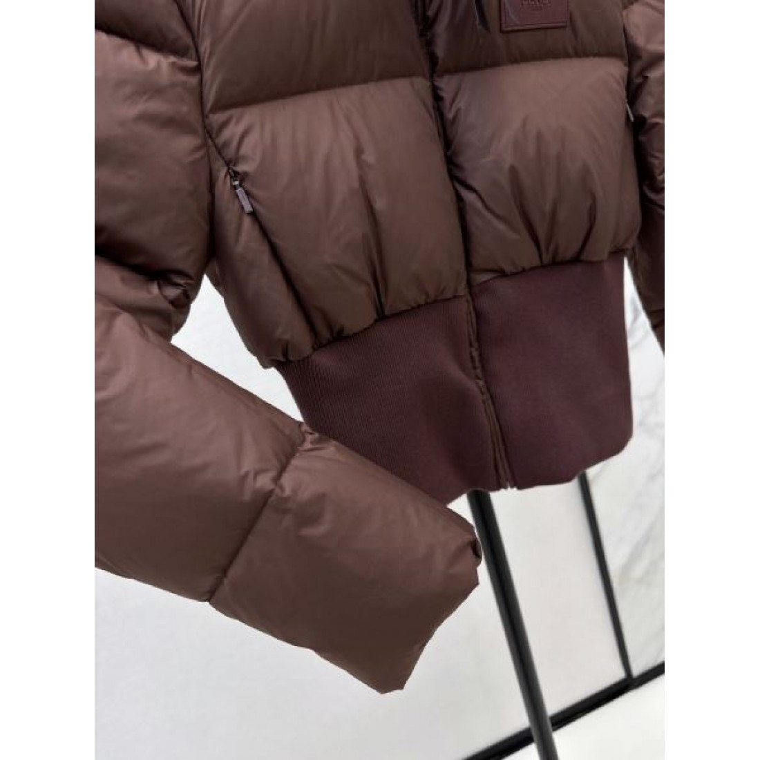 クラシック モダン フェンディ FENDI コピー ダウンジャケット スタイリッシュ 上品