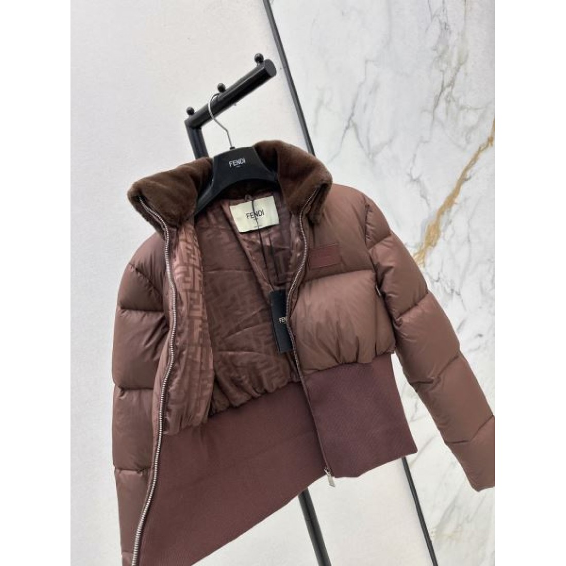 クラシック モダン フェンディ FENDI コピー ダウンジャケット スタイリッシュ 上品