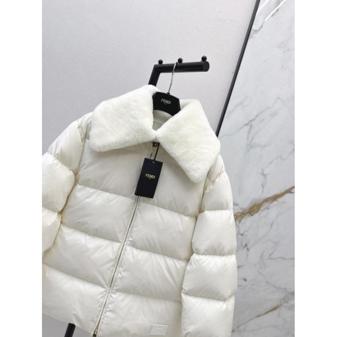 上質 ラグジュアリー フェンディ FENDI コピー ダウンジャケット 洗練 高級感