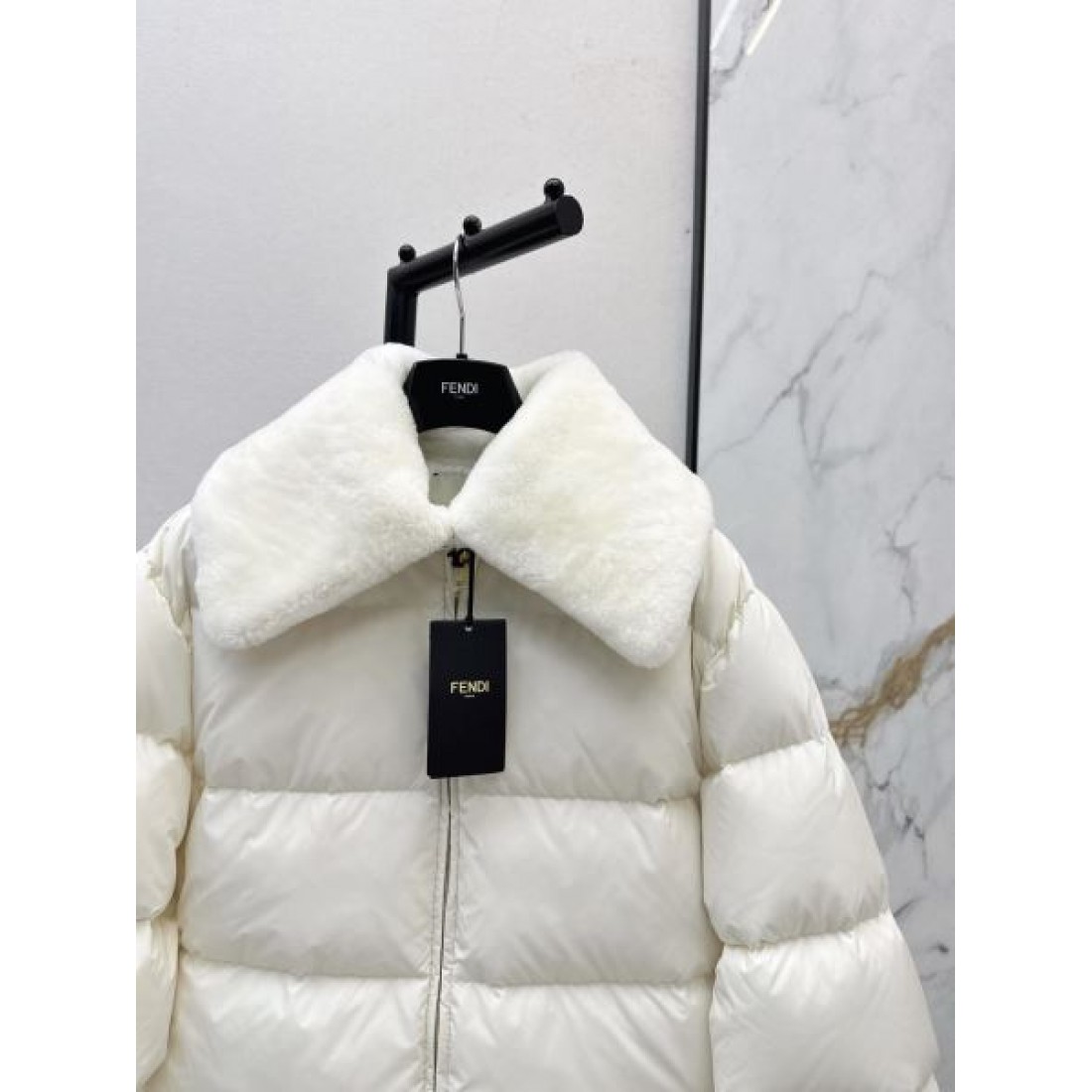 上質 ラグジュアリー フェンディ FENDI コピー ダウンジャケット 洗練 高級感