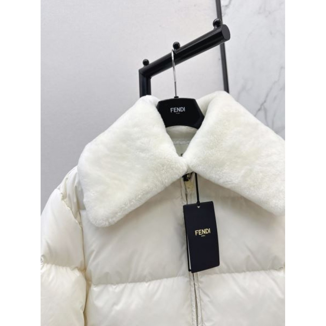 上質 ラグジュアリー フェンディ FENDI コピー ダウンジャケット 洗練 高級感