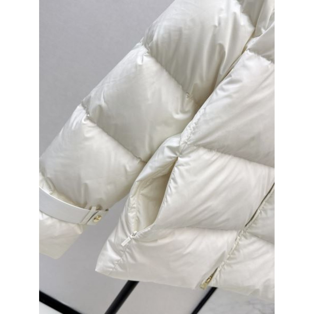 上質 ラグジュアリー フェンディ FENDI コピー ダウンジャケット 洗練 高級感