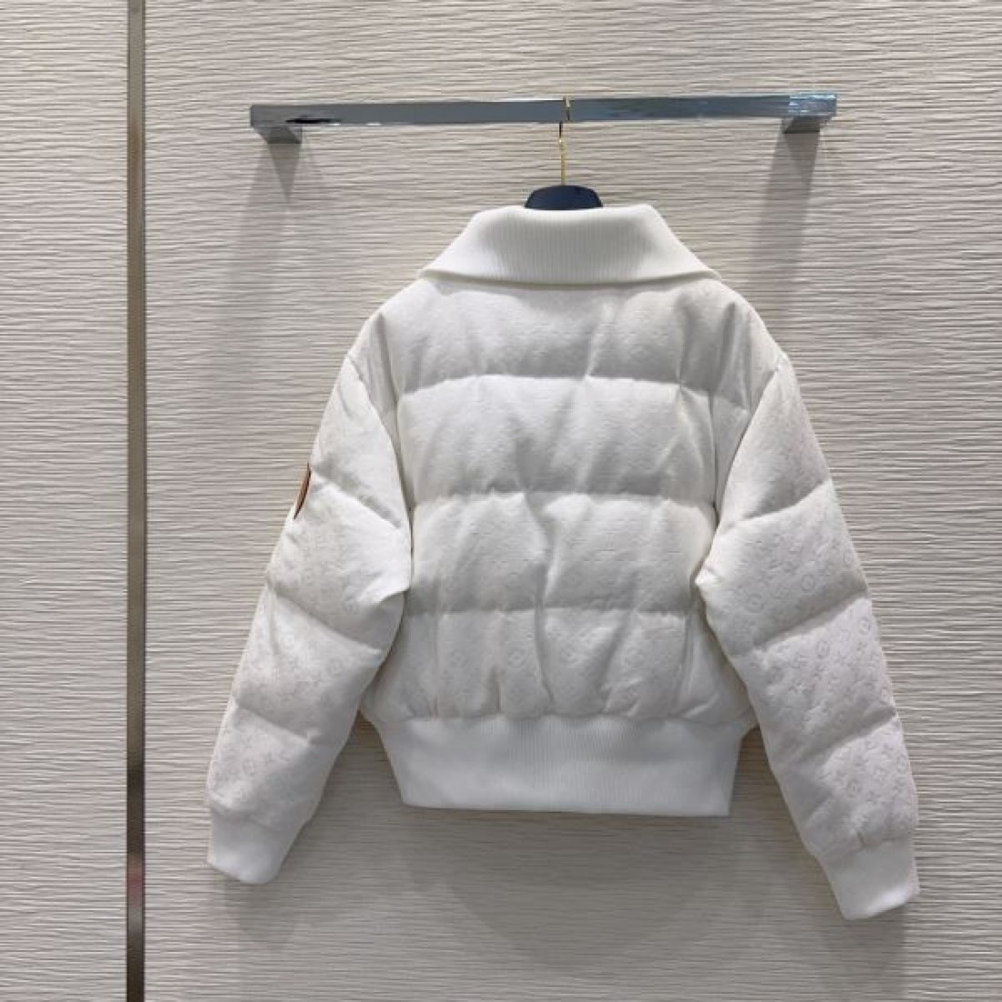 ラグジュアリー エレガント ルイヴィトン LOUIS VUITTON コピー ダウンジャケット 高級 感性