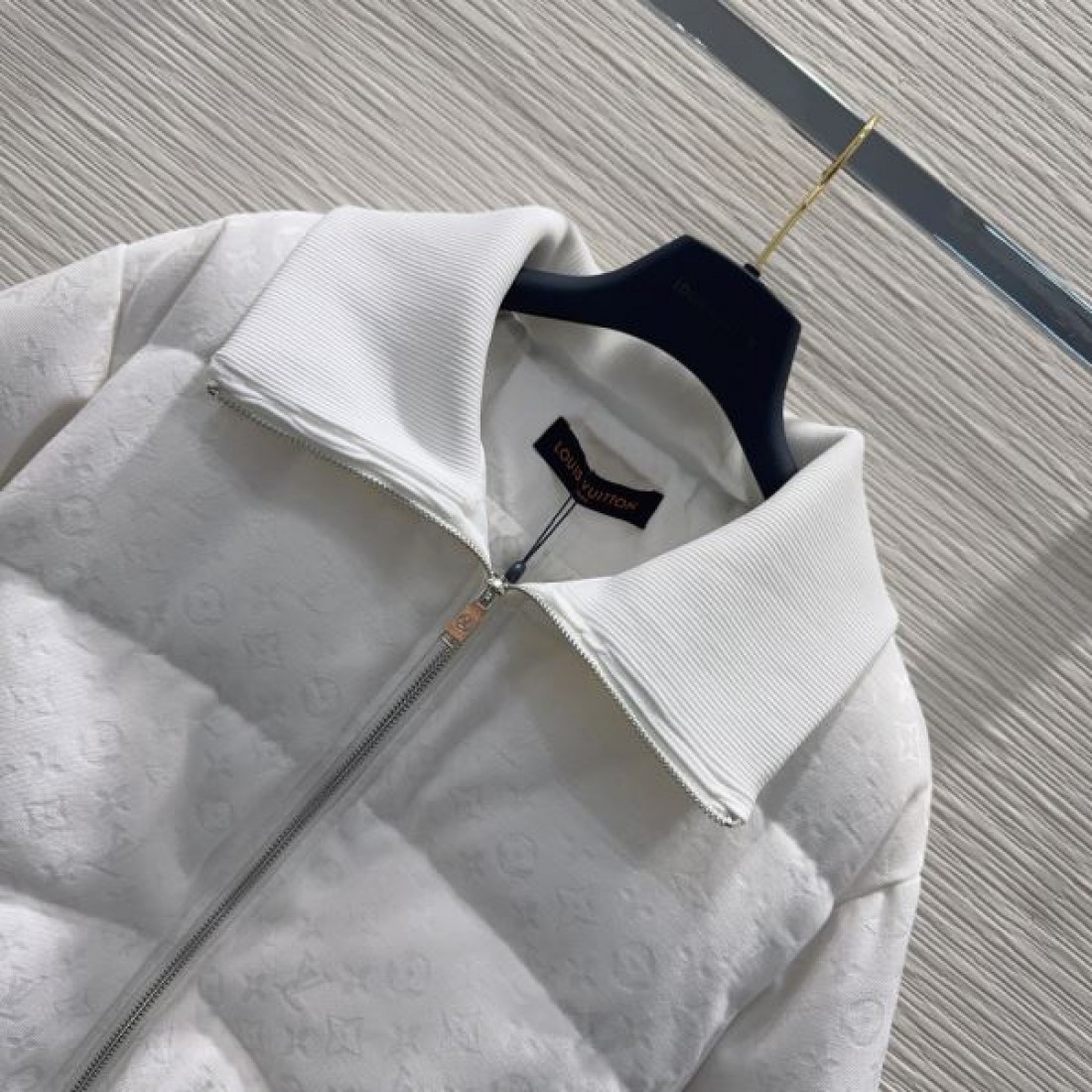 ラグジュアリー エレガント ルイヴィトン LOUIS VUITTON コピー ダウンジャケット 高級 感性