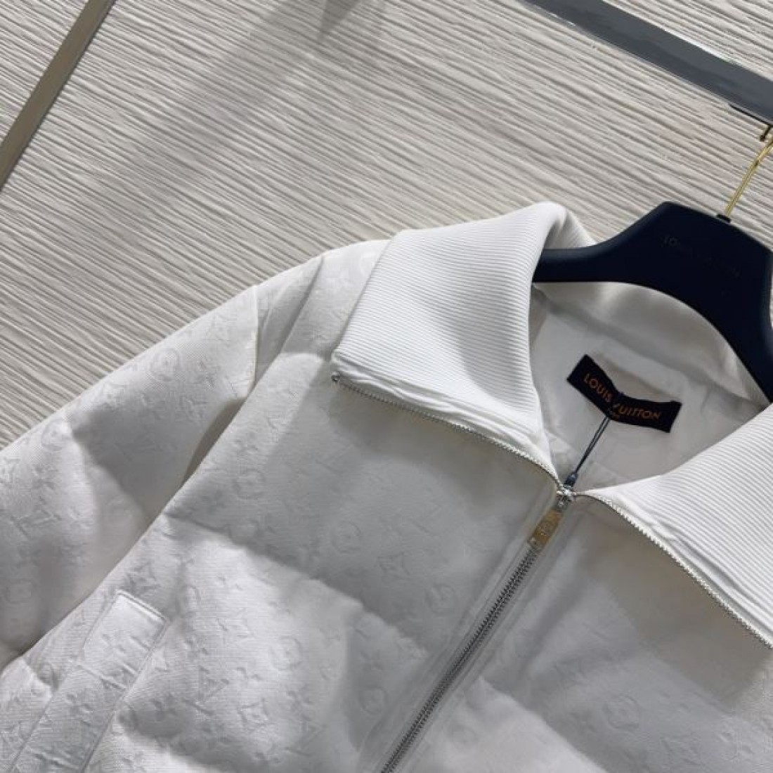 ラグジュアリー エレガント ルイヴィトン LOUIS VUITTON コピー ダウンジャケット 高級 感性