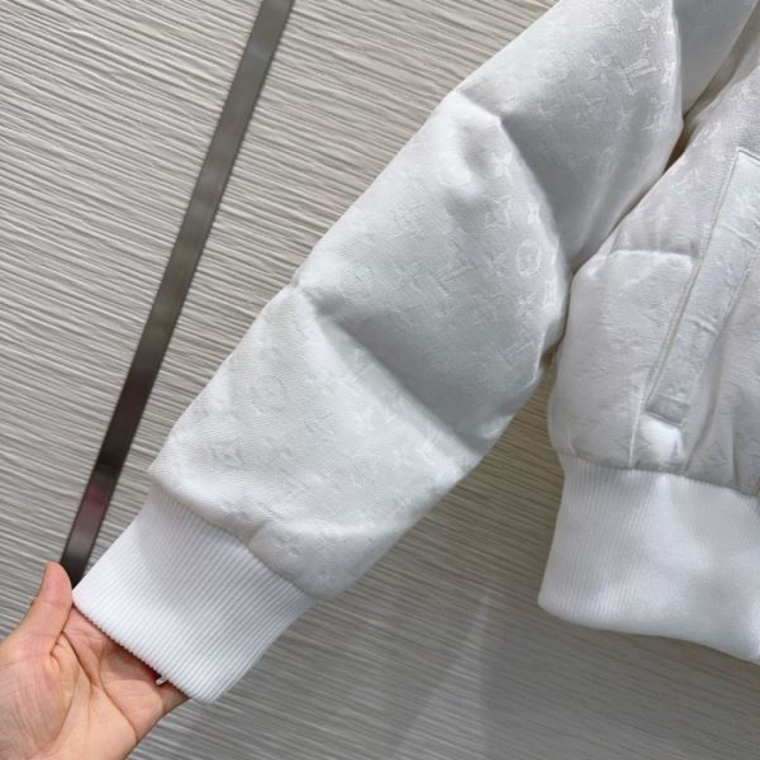 ラグジュアリー エレガント ルイヴィトン LOUIS VUITTON コピー ダウンジャケット 高級 感性