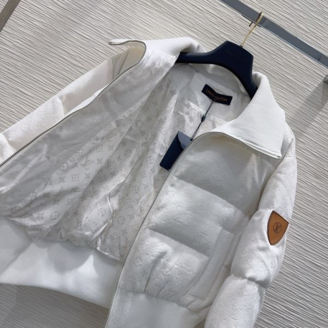 ラグジュアリー エレガント ルイヴィトン LOUIS VUITTON コピー ダウンジャケット 高級 感性