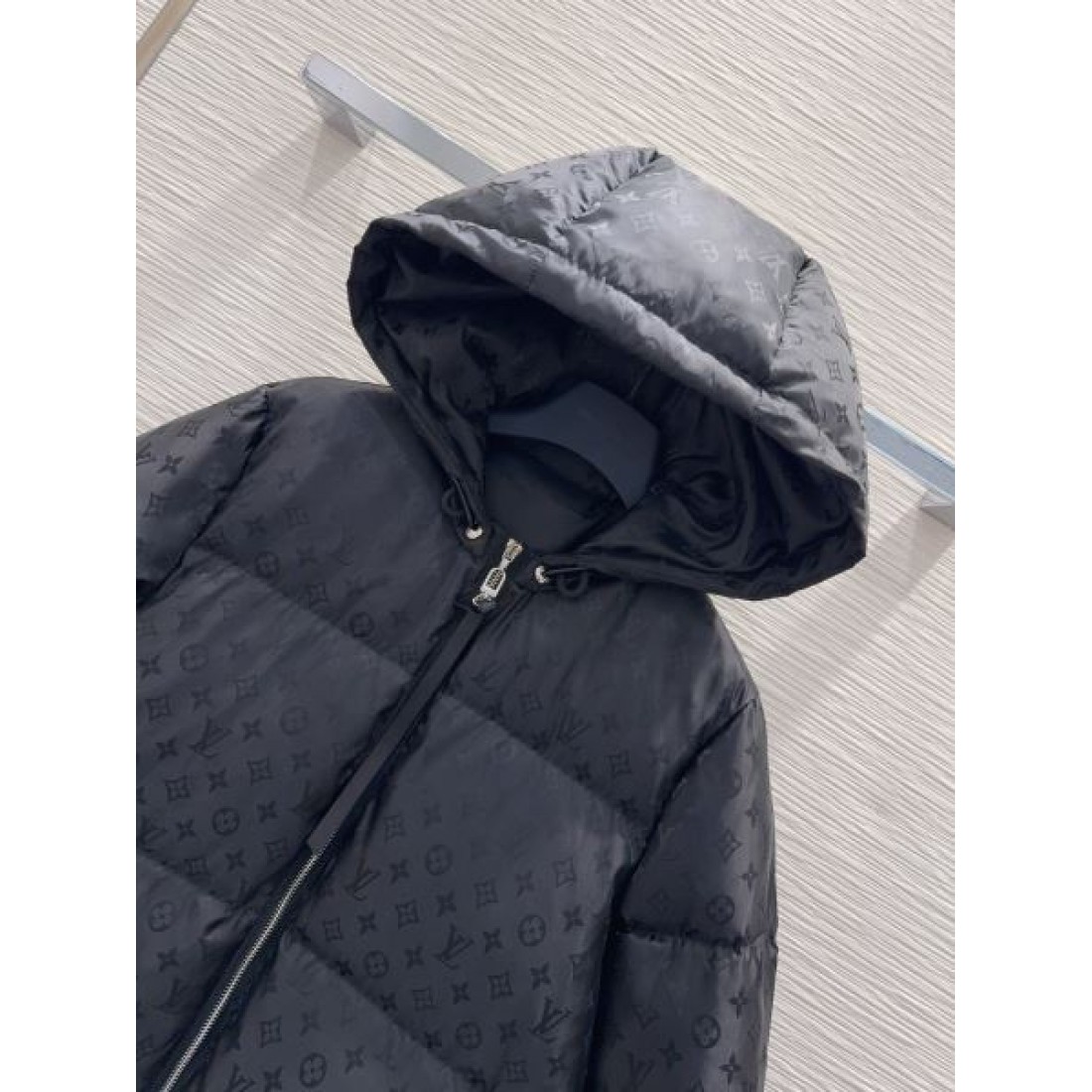 高機能 大人向け 高耐久 ルイヴィトン LOUIS VUITTON コピー ダウンジャケット 限定デザイン