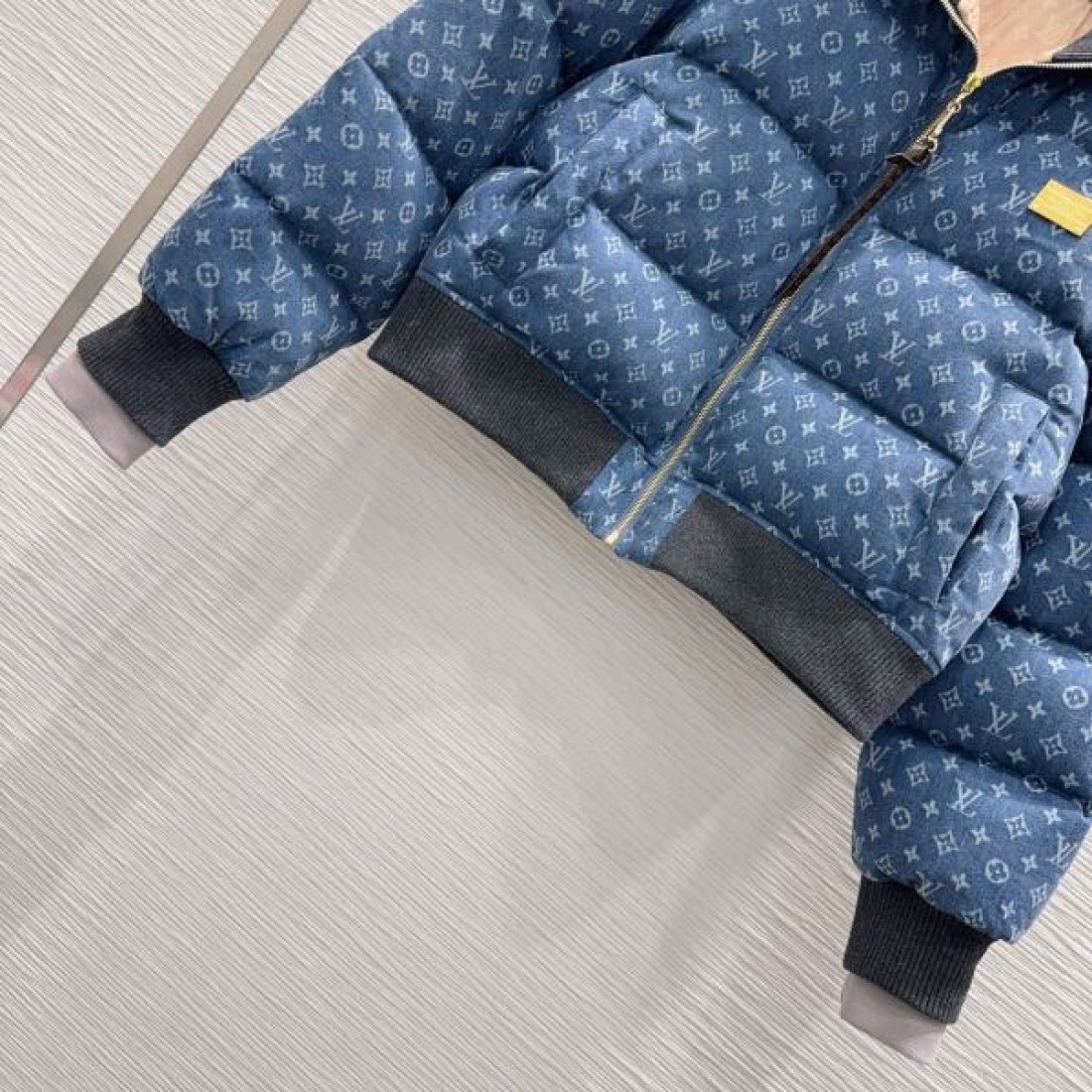 エレガント 立体感 プレミアム ルイヴィトン LOUIS VUITTON コピー ダウンジャケット 新登場