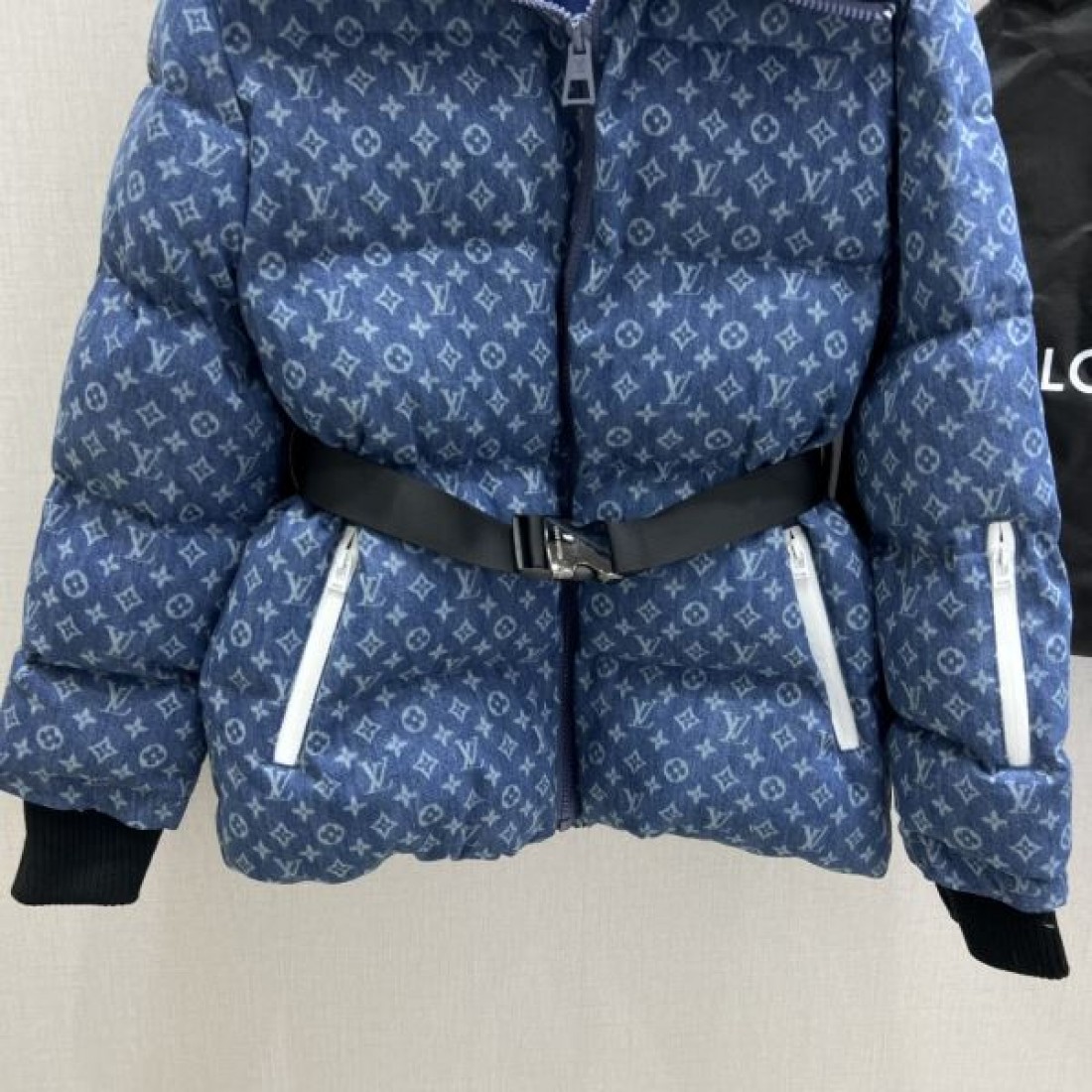 ラグジュアリー 高級感 洗練 ルイヴィトン LOUIS VUITTON コピー ダウンジャケット 最新作