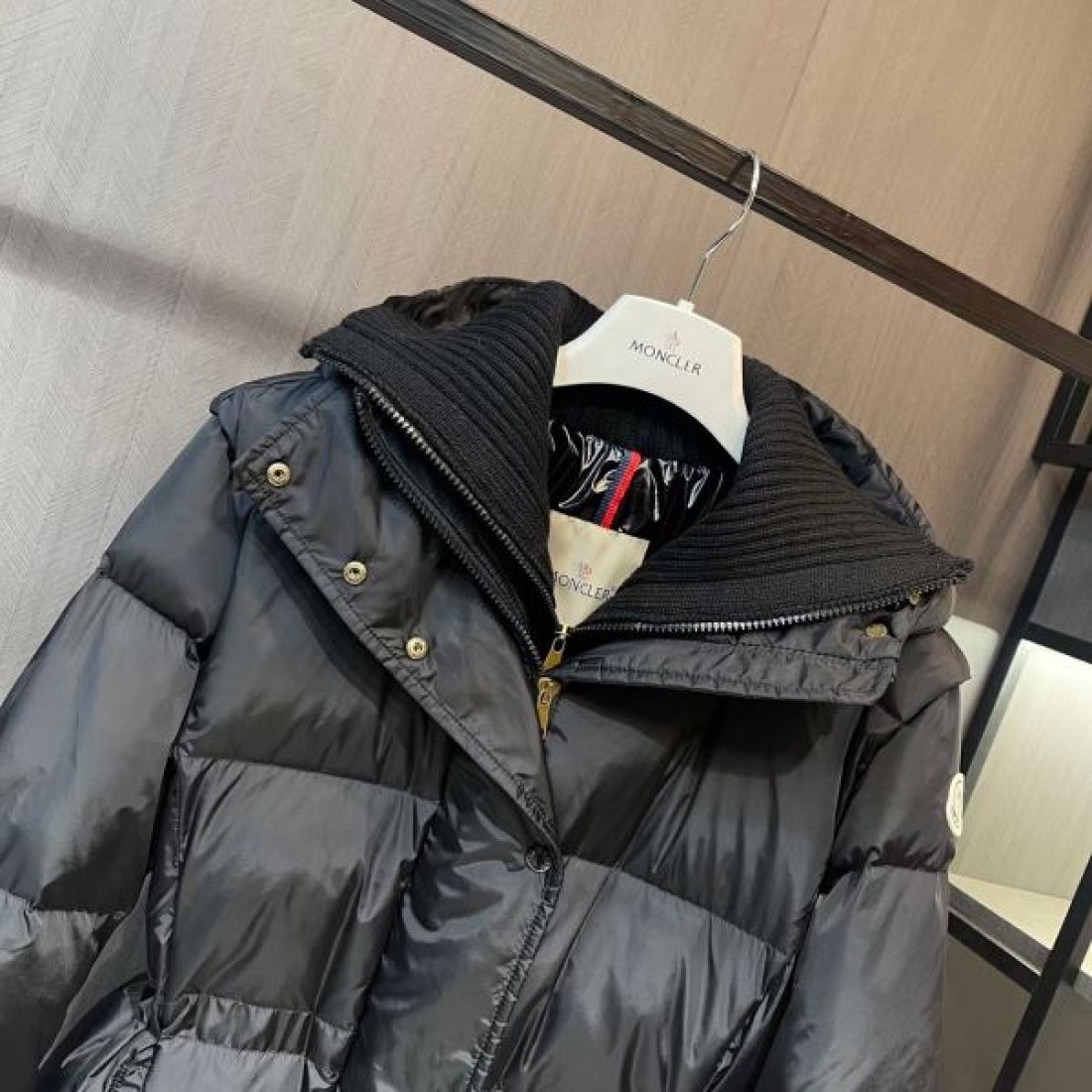 高級感 保温性抜群 エレガント モンクレール MONCLER コピー ダウンジャケット 最新モデル