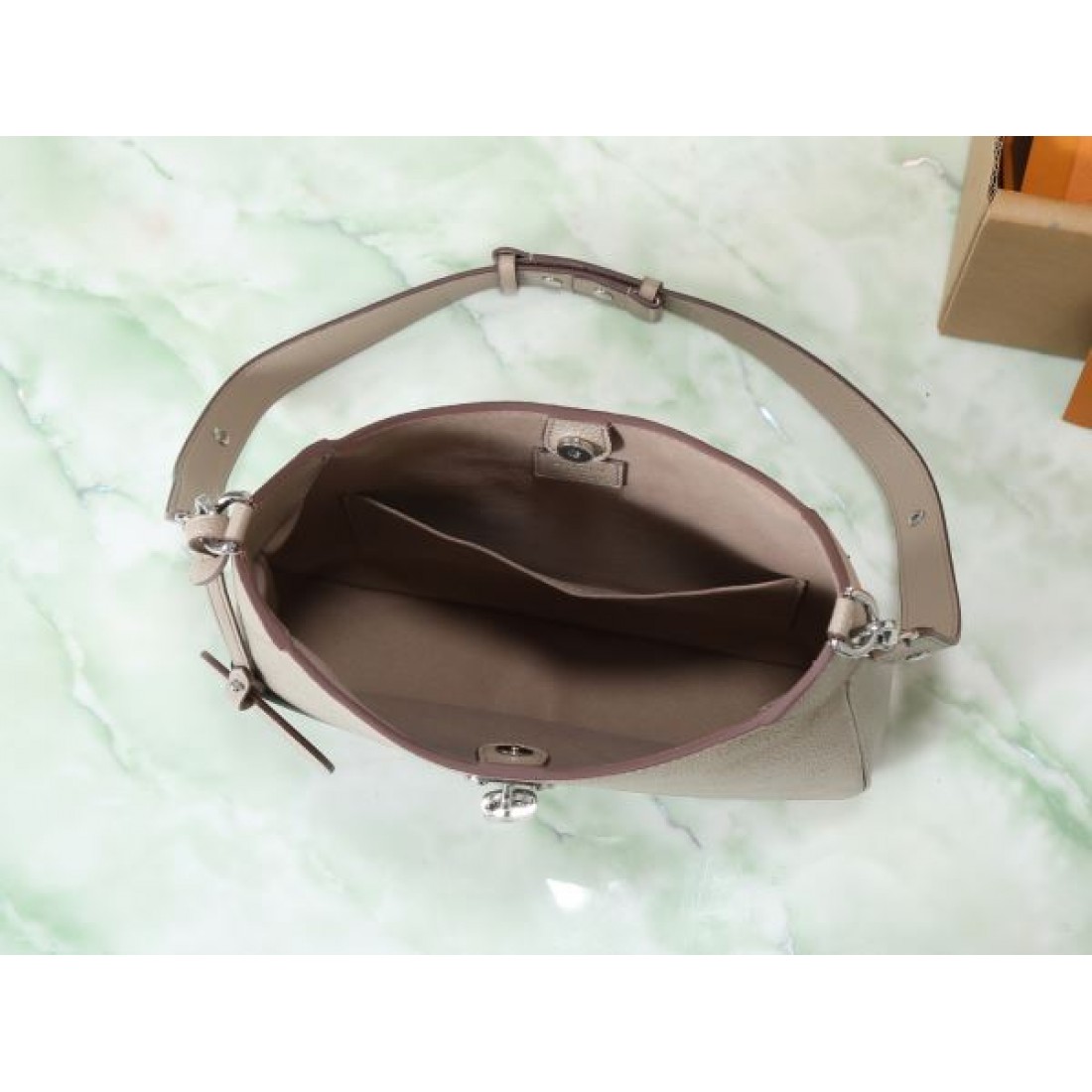 きれいめで 大人っぽい ルイヴィトン LOUIS VUITTON コピー トートバッグ 上質な 