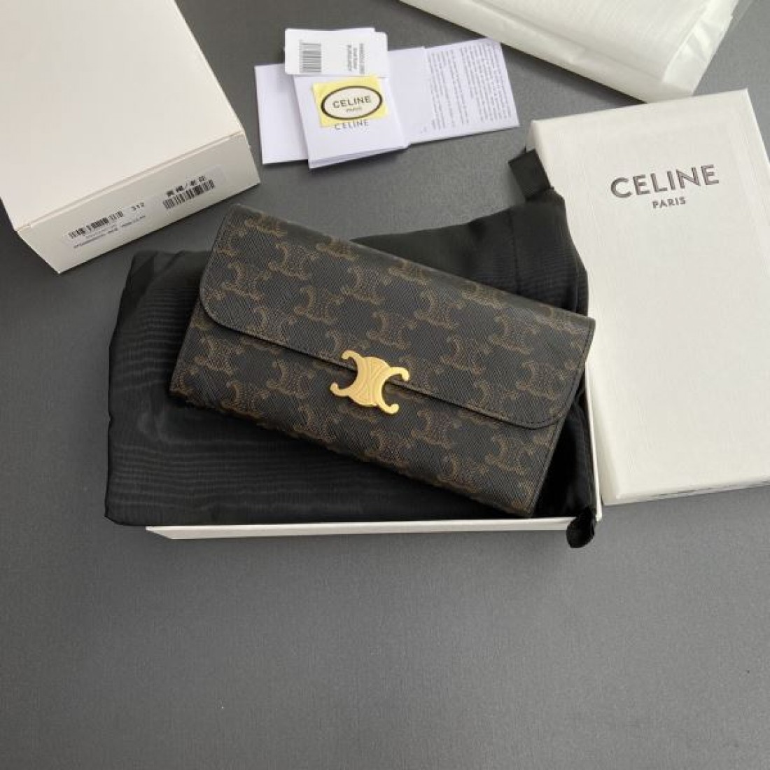 シンプル 上品 CELINE セリーヌ コピー 長財布 大人向け エレガント