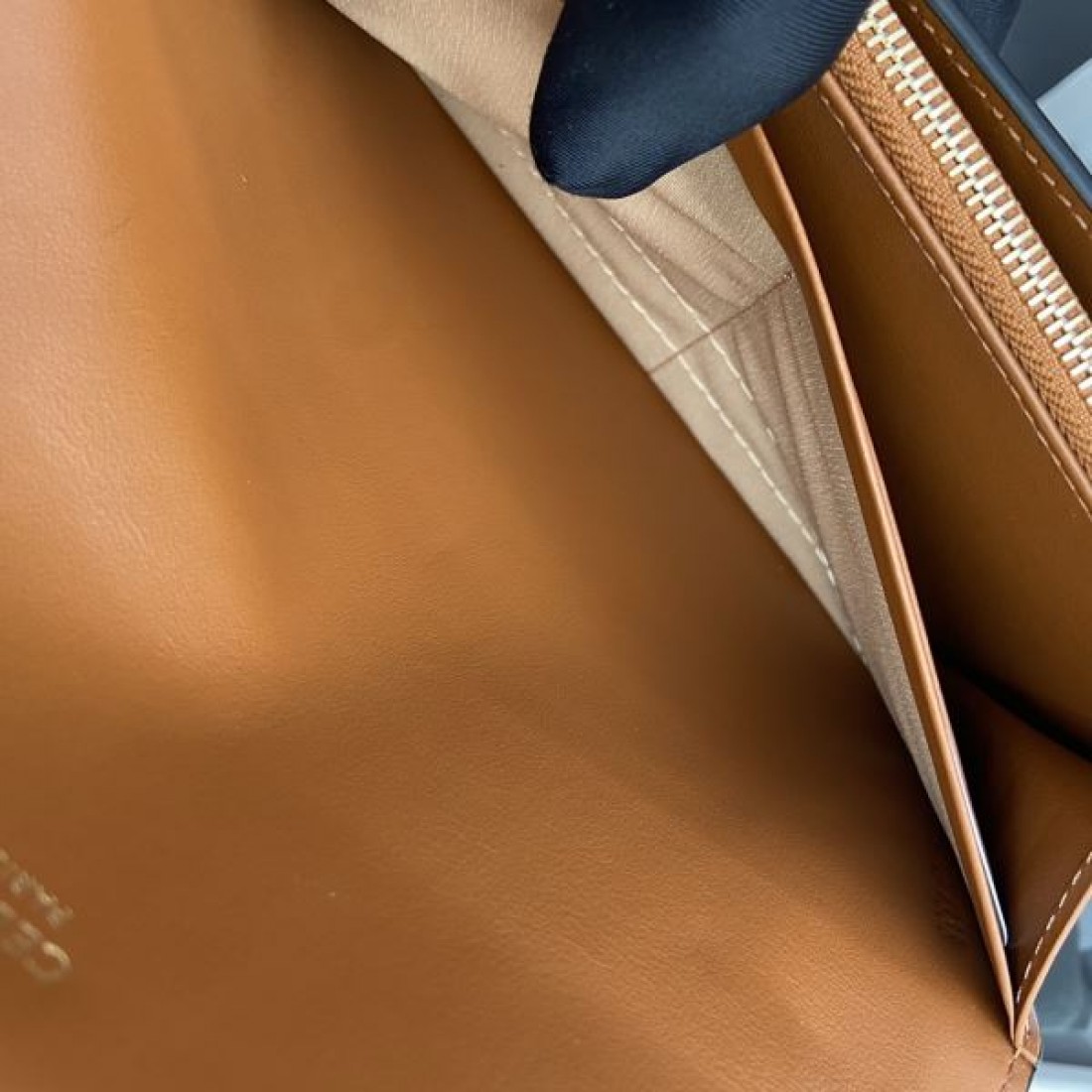 シンプル 上品 CELINE セリーヌ コピー 長財布 大人向け エレガント