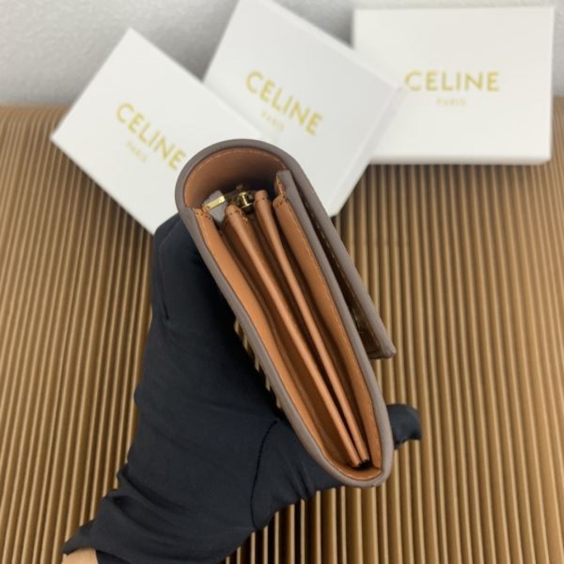 シンプル 上品 CELINE セリーヌ スーパーコピー 長財布 高級感 洗練