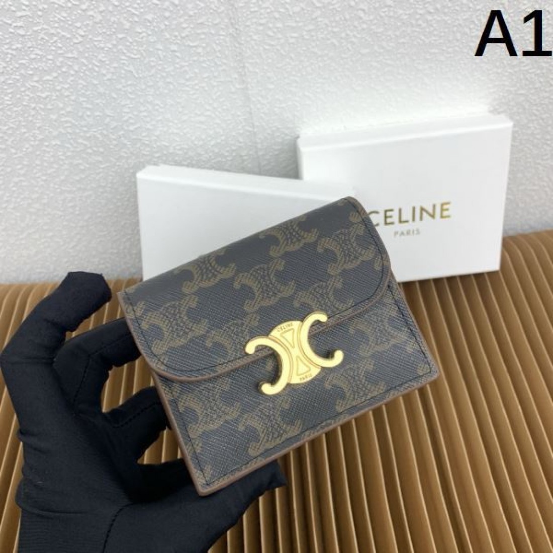 コンパクト 上品 CELINE セリーヌ スーパーコピー 二つ折り財布 高級感 使いやすい