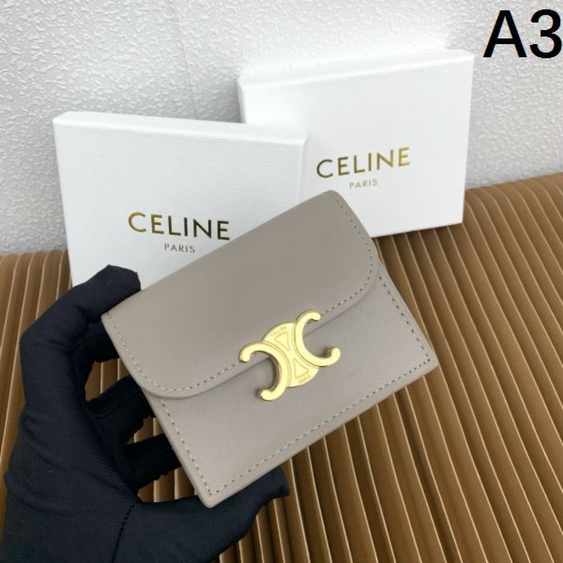 コンパクト 上品 CELINE セリーヌ スーパーコピー 二つ折り財布 高級感 使いやすい