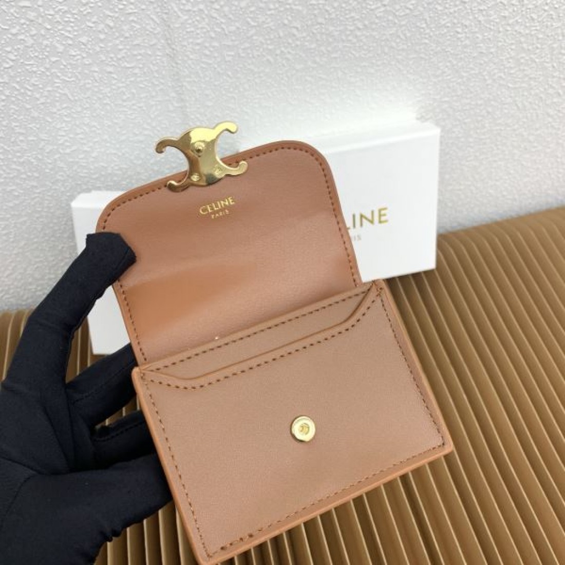 コンパクト 上品 CELINE セリーヌ スーパーコピー 二つ折り財布 高級感 使いやすい