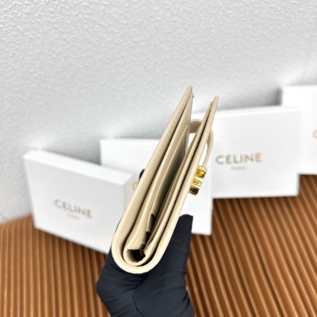上質 洗練 CELINE セリーヌ スーパーコピー 二つ折り財布 シンプル 実用的