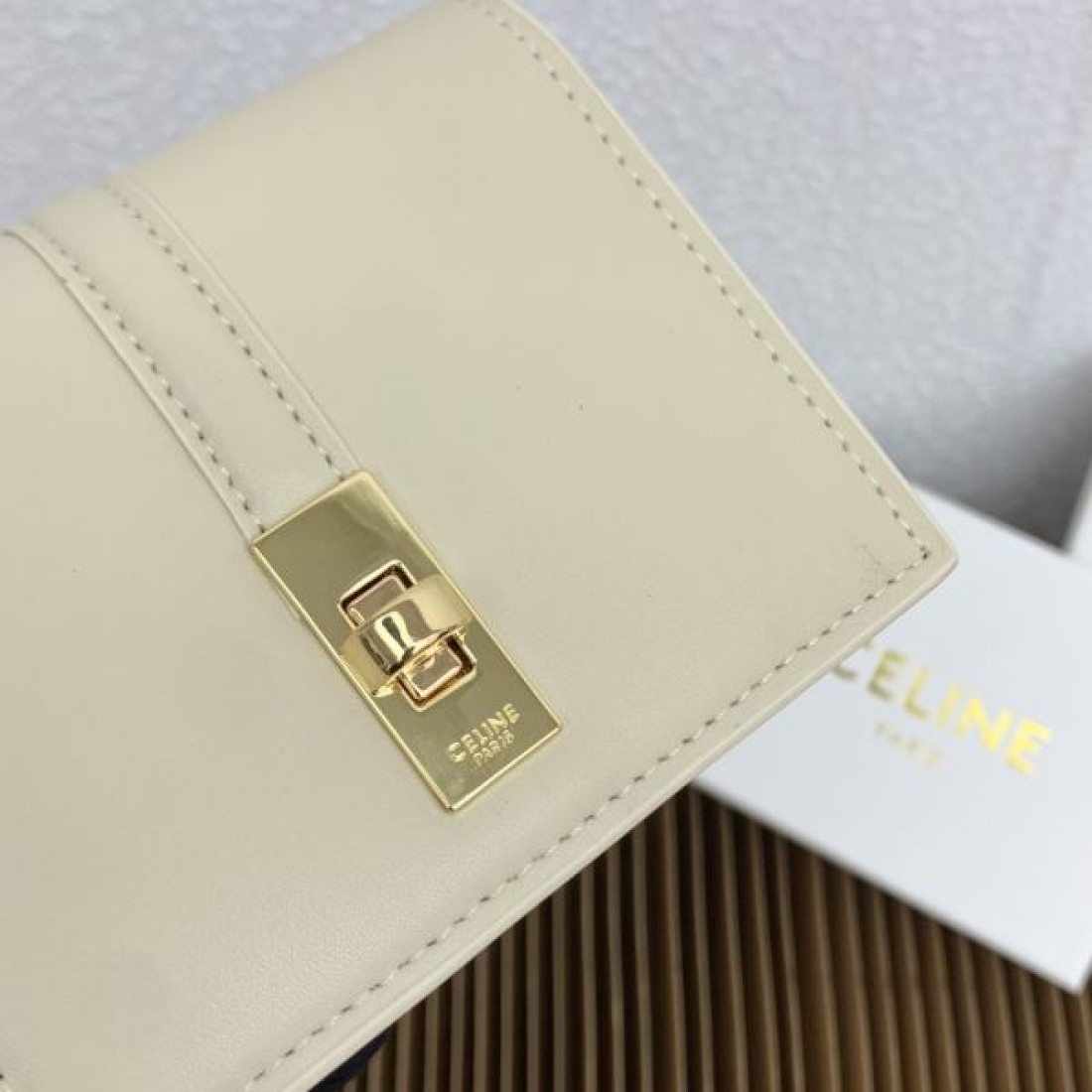  落ち着いた 高級感 CELINE セリーヌ スーパーコピー 財布 シンプル 上質