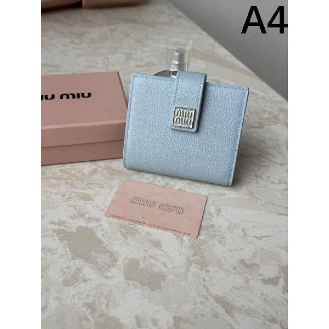 フェミニン エレガント MIU MIU ミュウミュウ コピー 財布 上品 洗練