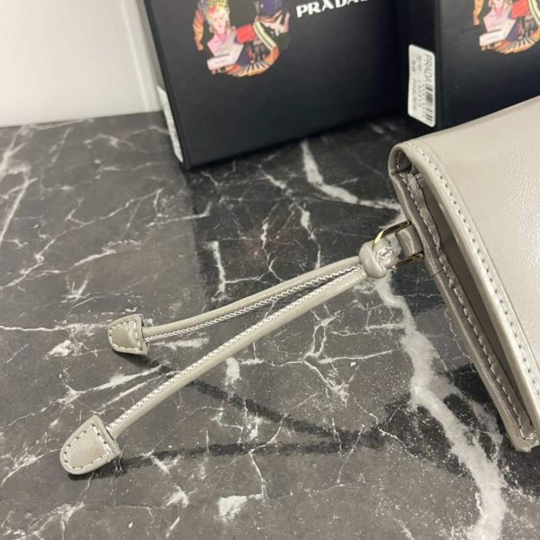 高級感 洗練 PRADA プラダ コピー 財布 モダン シンプル