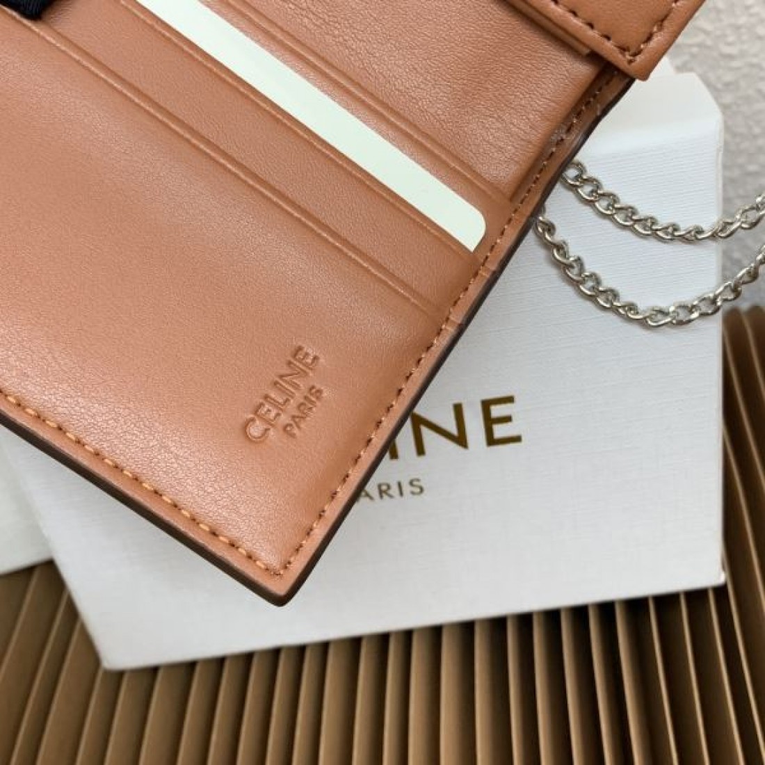 スタイリッシュ 洗練 CELINE セリーヌ コピー 財布 大人 クラシック